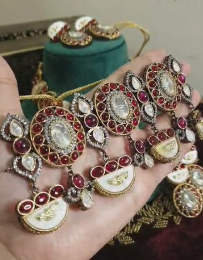 Gulnaar Luxury Kundan Set (Choker)